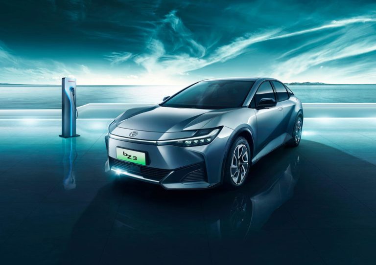 Toyota apunta directo al Tesla Model 3 con este bZ3