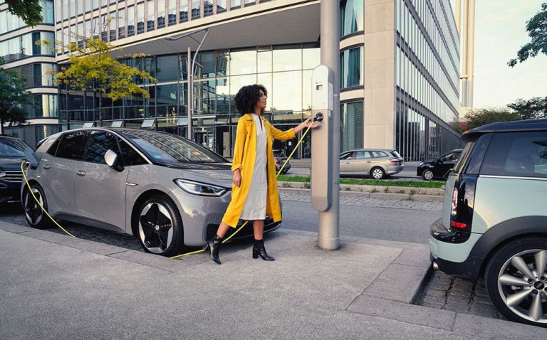 Bajan las emisiones medias de CO2 de los coches en España