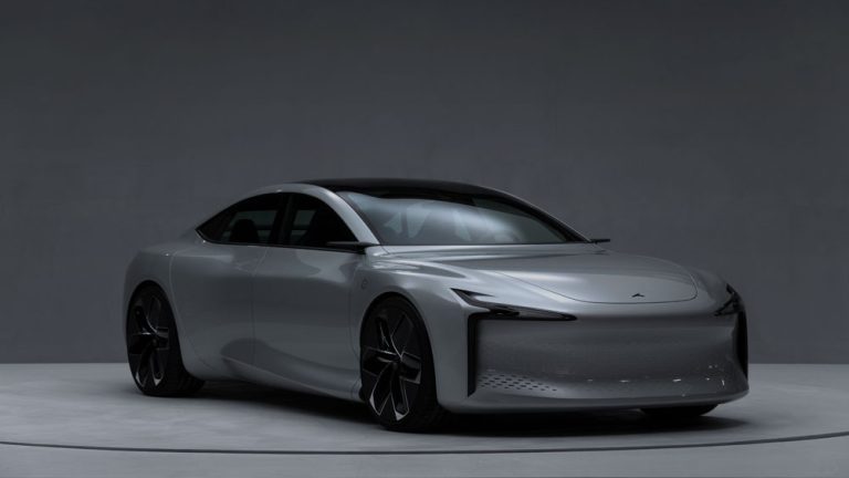 A París llega este Hopium Machina, una berlina de hidrógeno que puedes reservar