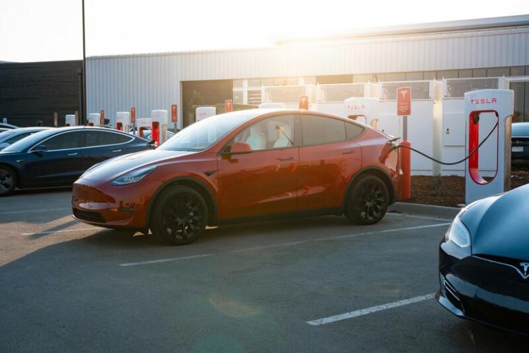 Tesla cuenta ya con medio centenar de supercargadores en España