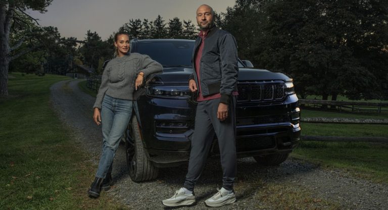 Los deportistas Hannah Jeter y Derek Jeter conducen un Jeep Grand Wagoneer