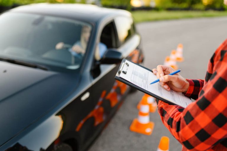 Todas las ayudas para sacarte el carnet de conducir en España. Y no son exclusivas para el de coche