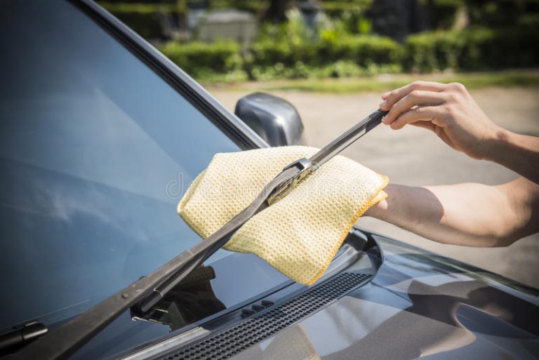 Si te pasa esto, debes cambiar los limpiaparabrisas de tu coche