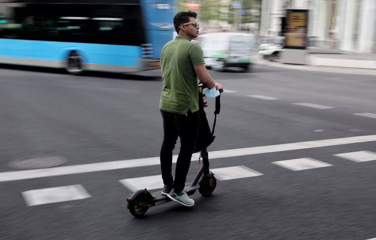Barcelona se adelanta a la DGT con esta pionera señal de tráfico para bicicletas y patinetes