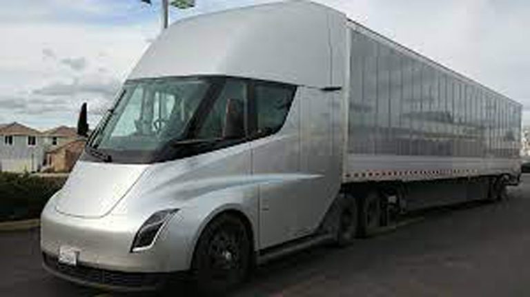 Tesla ‘ya’ reparte con su nuevo camión eléctrico