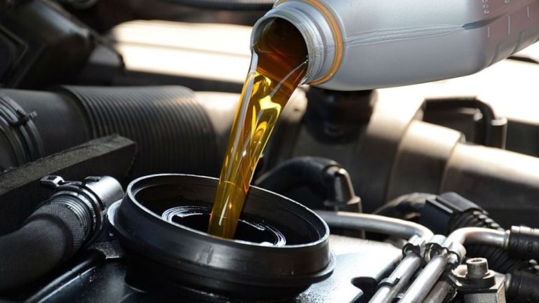 ¿Sabes cómo elegir el mejor aceite para el motor de tu coche?