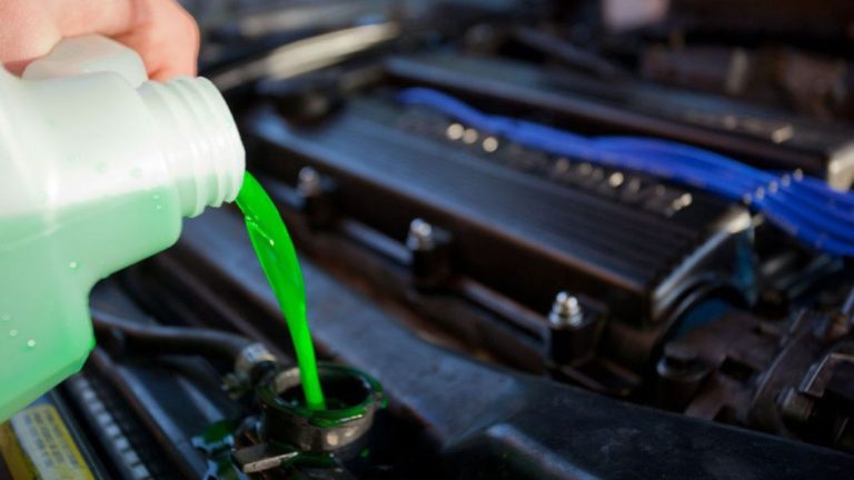 Evita una avería de 1.000 euros: cada cuánto cambiar el líquido refrigerante del coche