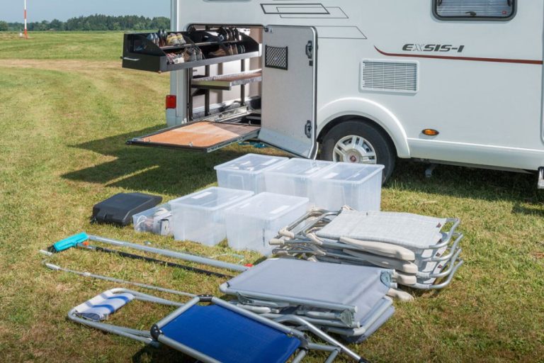 10 accesorios que convierten tu furgoneta en una caravana