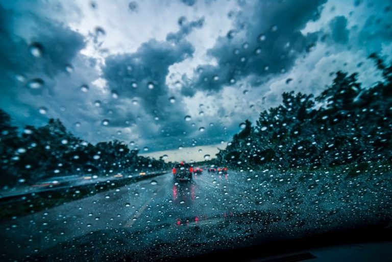 Los consejos de la DGT para un viaje de Navidad bajo la lluvia