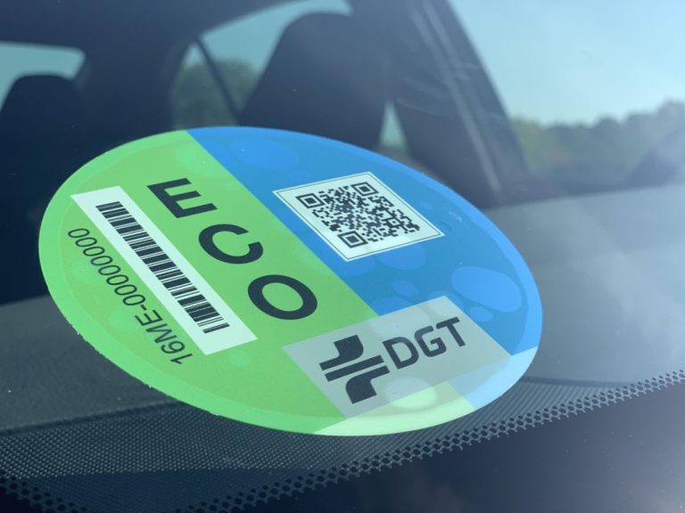 La etiqueta medioambiental de la DGT: El distintivo no obligatorio, pero sí muy recomendable