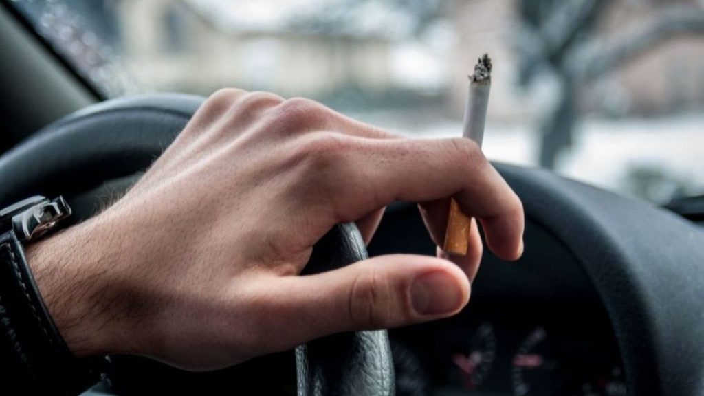 Prohibido fumar en el coche de empresa: multas de 200 euros para los infractores 1 Motor16 Esta acción es la que la DGT quiere evitar en un futuro a base de nuevas multas