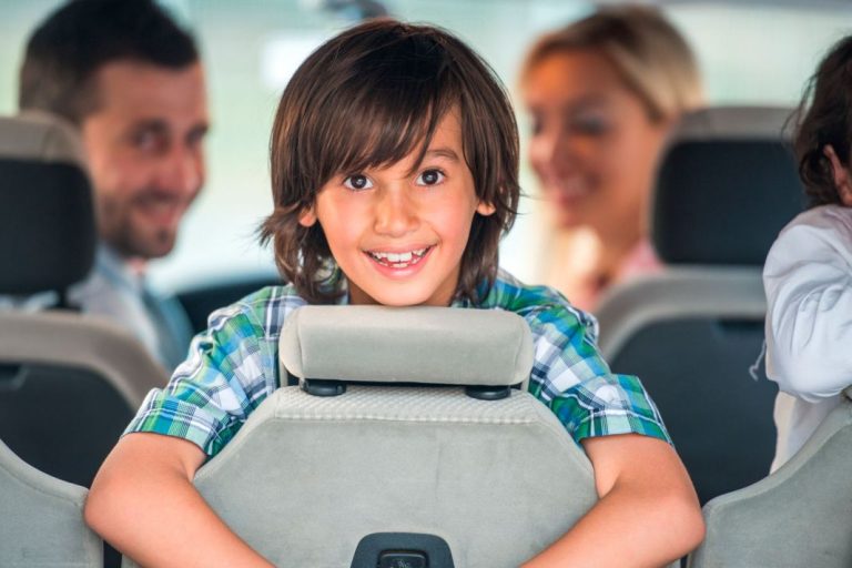 ¿Cual es la edad para que mi hijo pueda viajar en el asiento del acompañante?