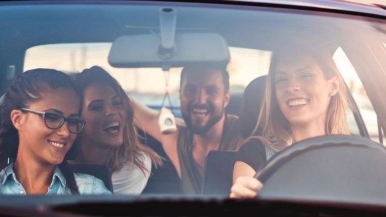 La Guardia Civil empezará a multar con hasta 500 euros a tus acompañantes en el coche: que no cometan estos errores