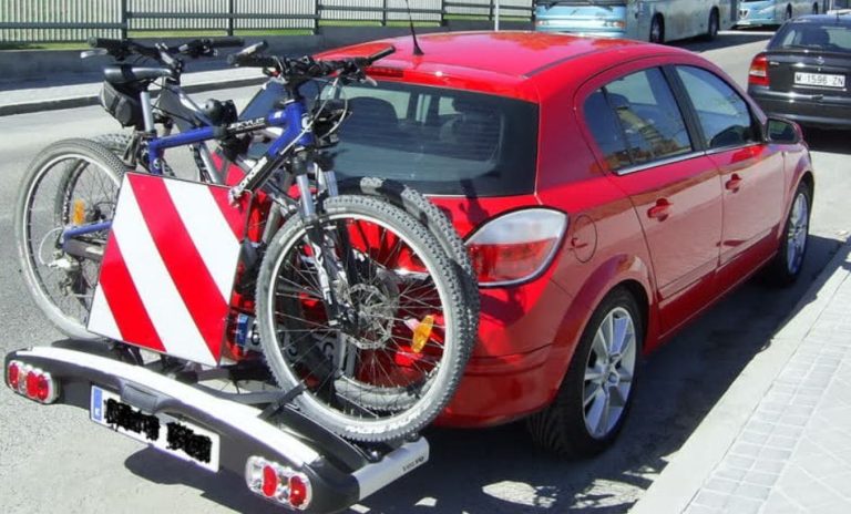 Según la DGT esta es la forma de colocar la placa V20 para no ser multado