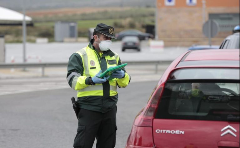 Estas son las situaciones en que la DGT te puede multar por usar el móvil mientras conduces
