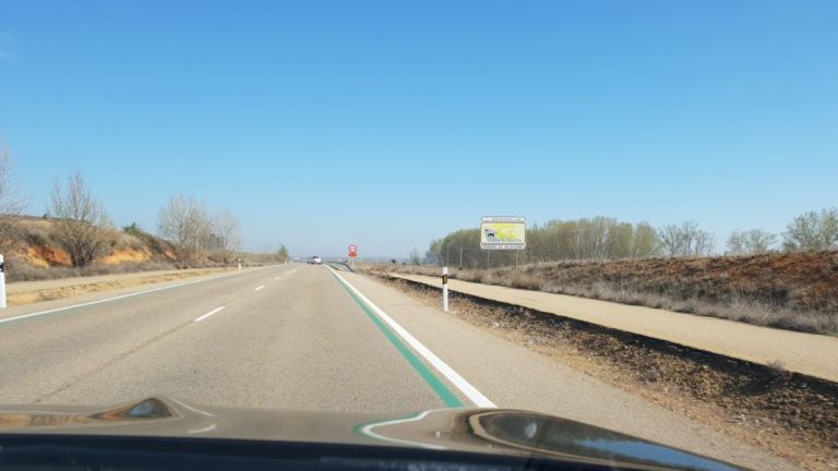 Así son las líneas que la DGT quiere pintar en las carreteras