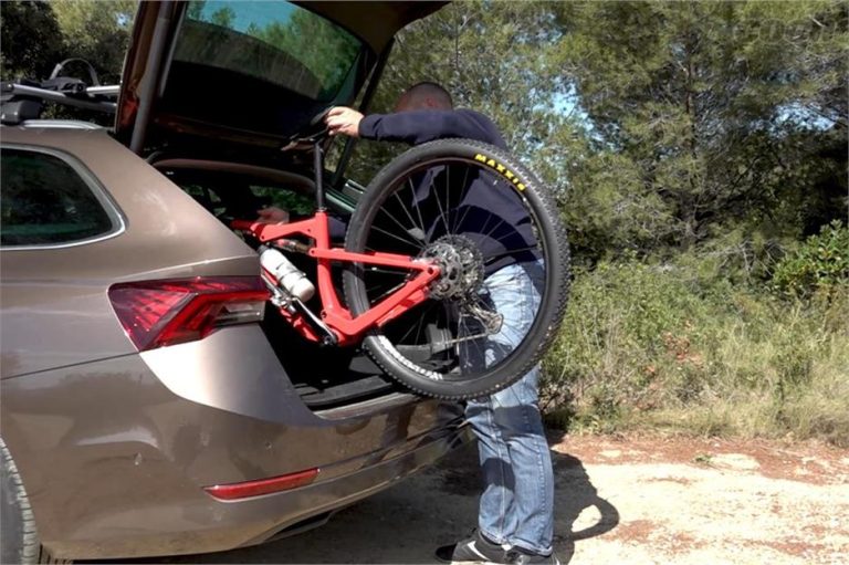 ¿Me puede multar la DGT si llevo mi bicicleta dentro del coche?