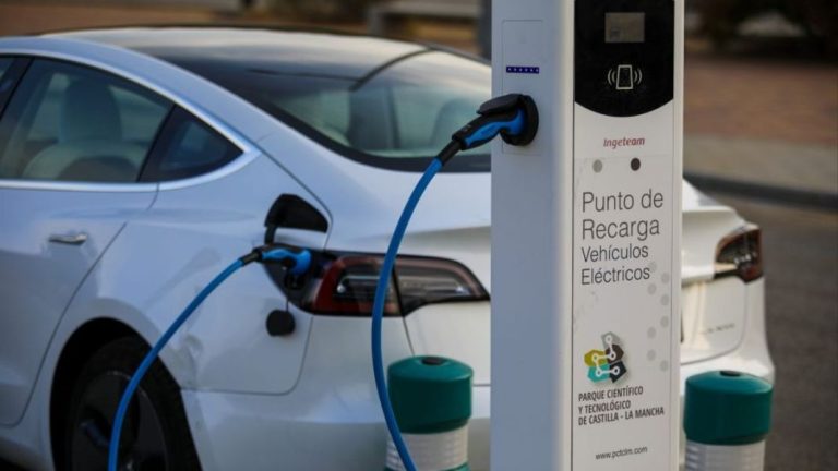 Un 135% más caro: tener un coche eléctrico ya no es tan buena idea