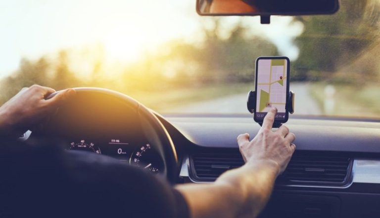 Utiliza así tu teléfono móvil en el coche para ahorrarte la multa de la DGT