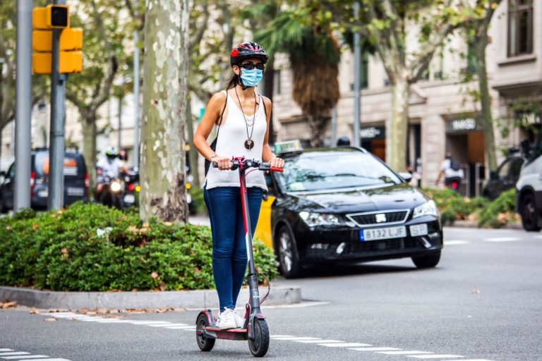 Este es el ‘manual’ que tendrás que aprenderte y cumplir para poder ir con tu patinete eléctrico si vives en estas ciudades