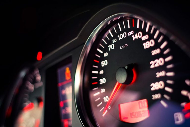 Esto es lo que significan las marcas rojas del velocímetro de tu coche