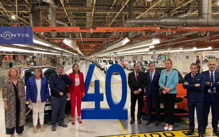 La planta de Stellantis en Zaragoza cumple 40 años y recibe un nuevo modelo como regalo