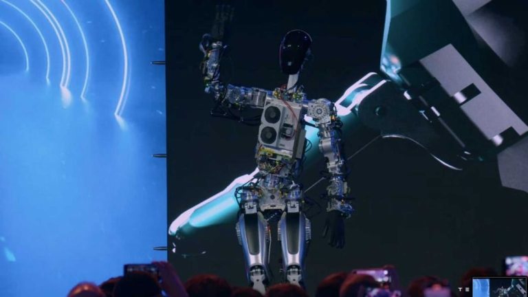 El humanoide de Tesla ya sabe andar y no te vas a creer su precio