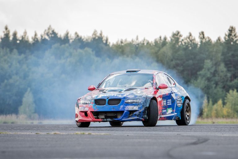 Bartosz Ostalowski entra en el Guinness World Record por el drift más rápido sin manos