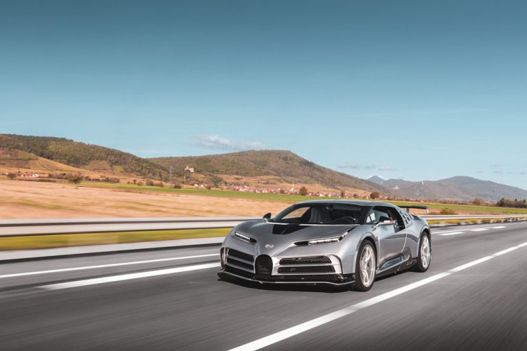 Otro Bugatti Centodieci sale de Molsheim a velocidad máxima: 380 km/h