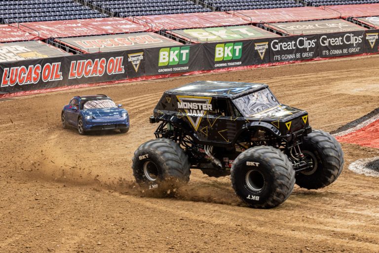Porsche Taycan Turbo S Cross Turismo: se bate en duelo con un Monster Jam