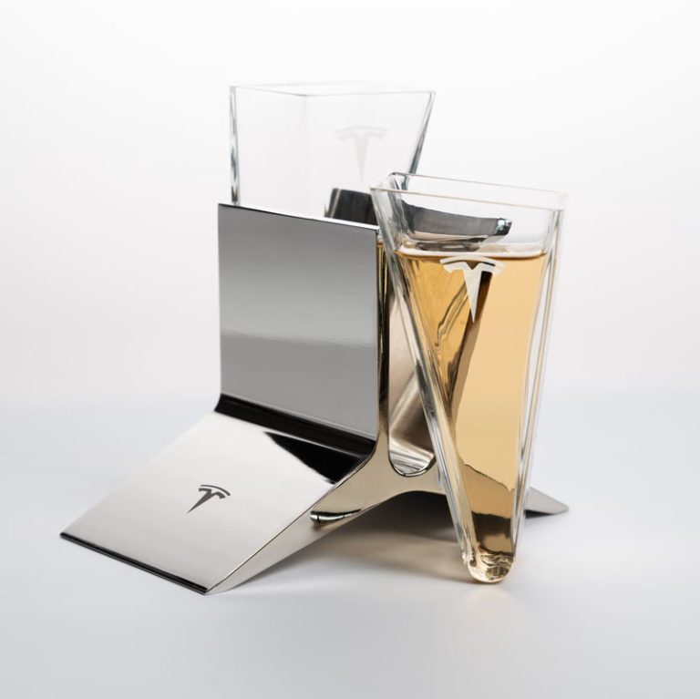 Tesla: lo último son estos vasos de tequila