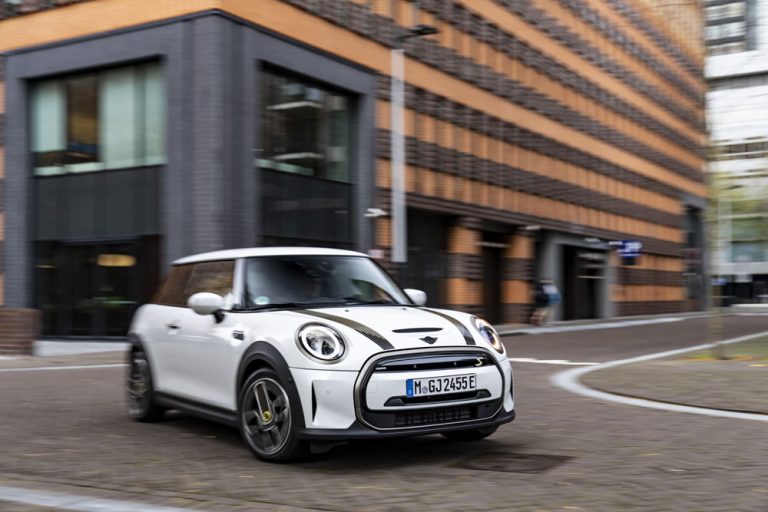 Mini Cooper SE: estrena edición especial Resolute Edition