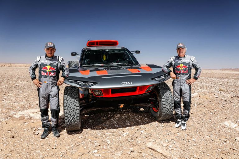 Carlos Sainz prepara su Audi de cara al Dakar