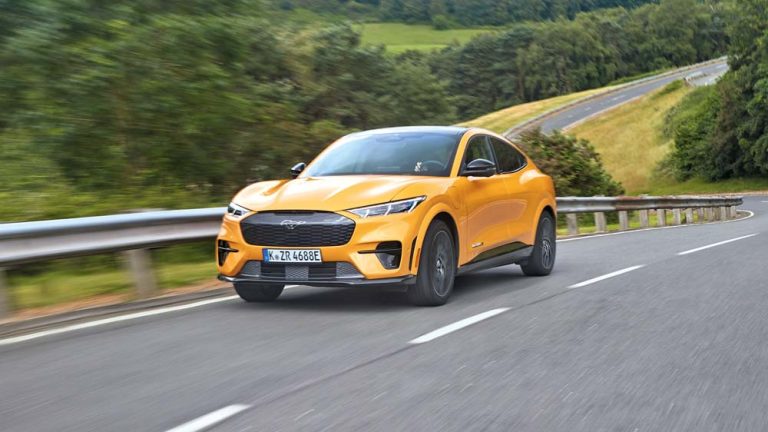 Ford Mustang Mach-E: más unidades y más baratas