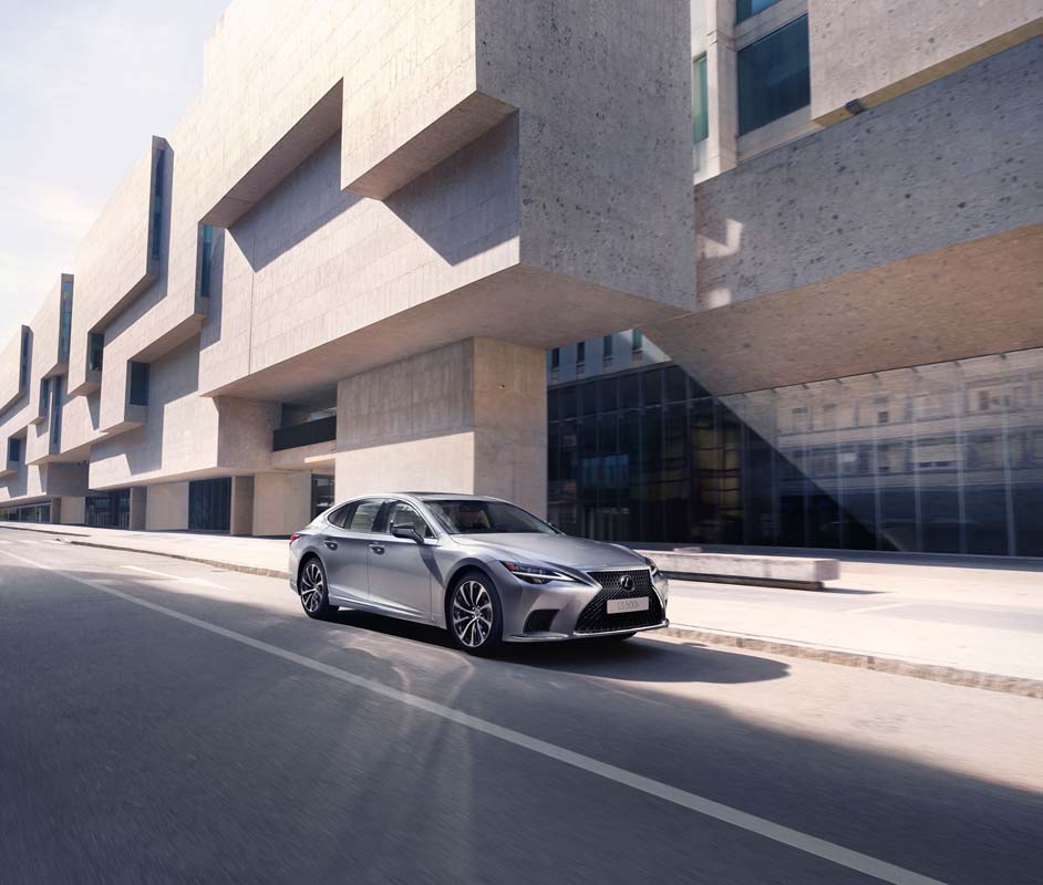 Lexus LS 2023.
