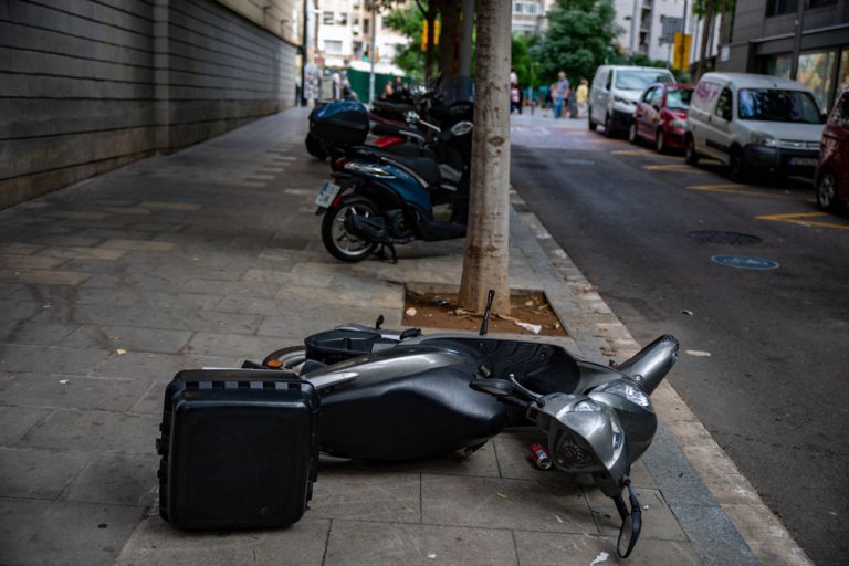 ¿Puedo aparcar mi moto enganchada a una farola o a un banco?