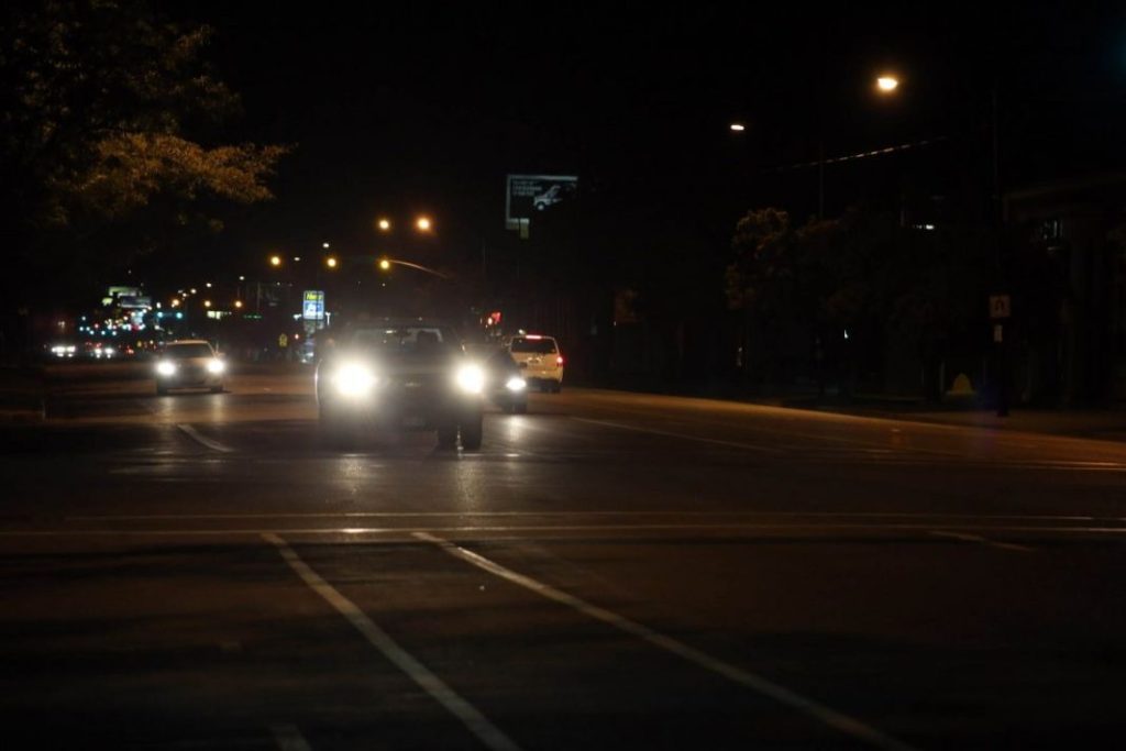 Rubén (34), profesor de autoescuela: "Estos son mis consejos para conducir de noche" 3 motor16 conducir de noche en una carretera secundaria