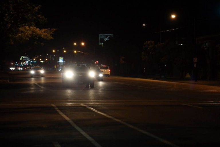 ¿Existen los radares nocturnos? Mitos y leyendas que te pueden costar una multa