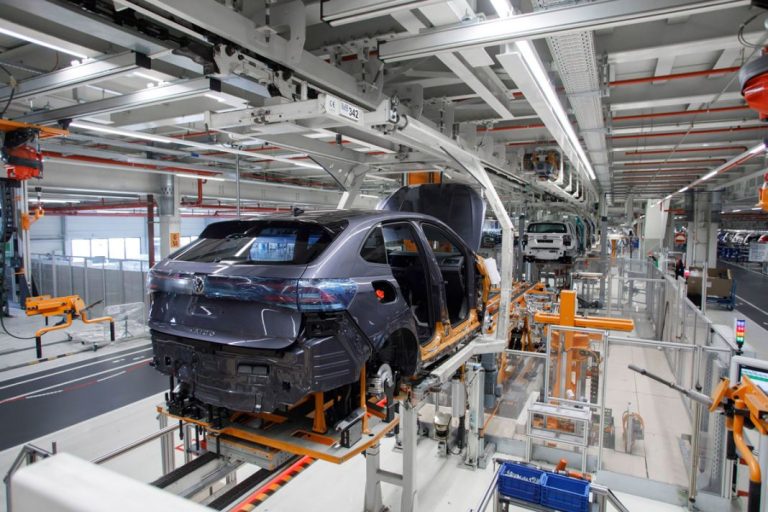 El automóvil, aunque baja, sigue siendo el sector líder de la balanza comercial española