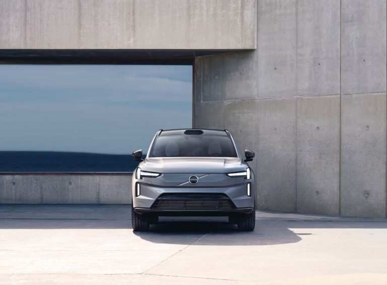 El Volvo EX90 ya tiene su versión de acceso con un único motor