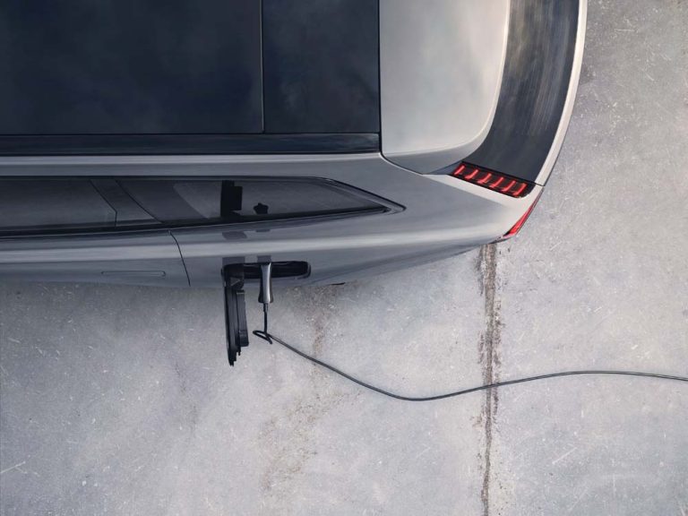 Los Volvo eléctricos podrán cargar en los Supercharger de Tesla: 210 euros tienen la culpa