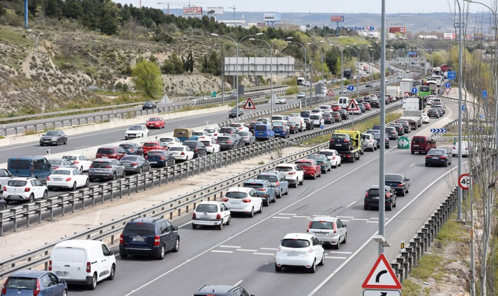 Mikel (45), profesor de autoescuela: "El 'efecto vaca' causa atascos y es muy peligrosos" 1 Motor16 atasco efecto vaca