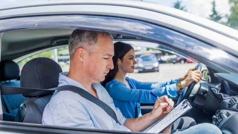 El caos en los exámenes del carné: las autoescuelas piden a la DGT una solución ya