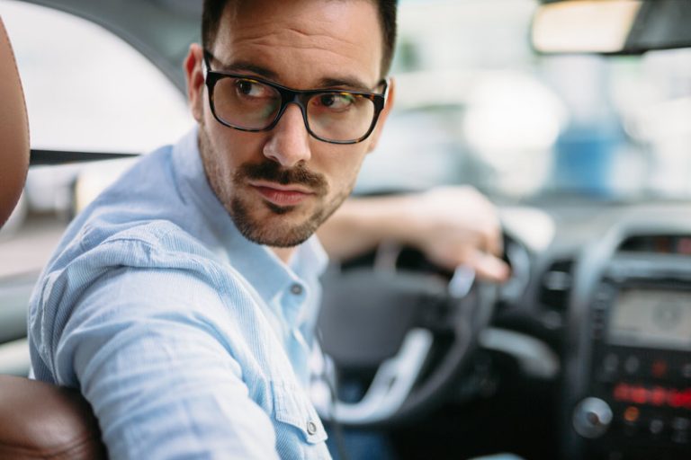 Las recomendaciones que hace la DGT a quienes conducen con gafas o lentillas