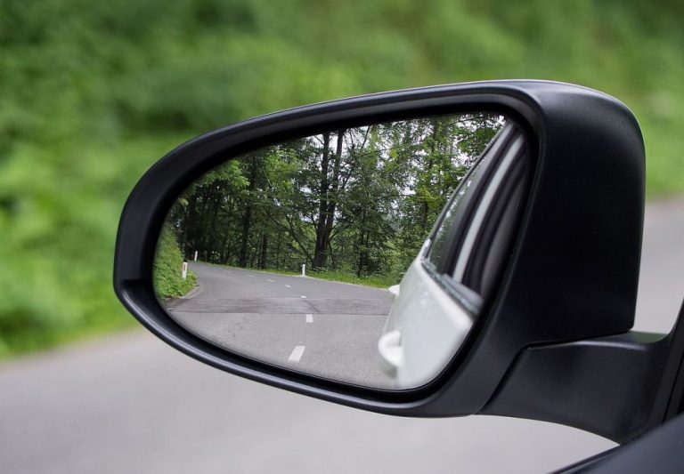 Estos son los espejos retrovisores que son obligatorios en tu coche según la DGT