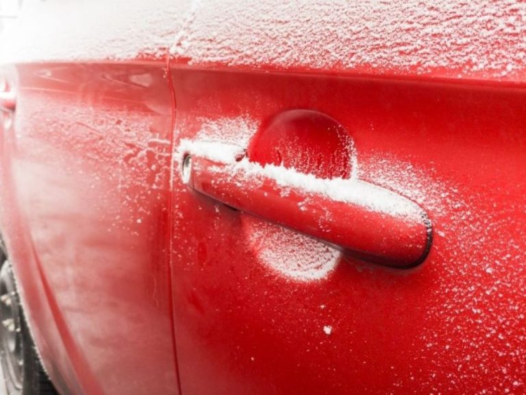 Cosas que debes llevar en el coche sí o sí en invierno