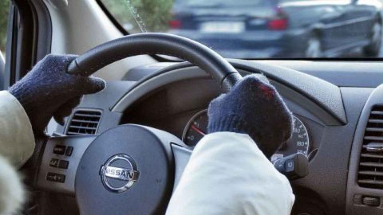 ¿Sabes que conducir con abrigo te puede costar una multa de la DGT?