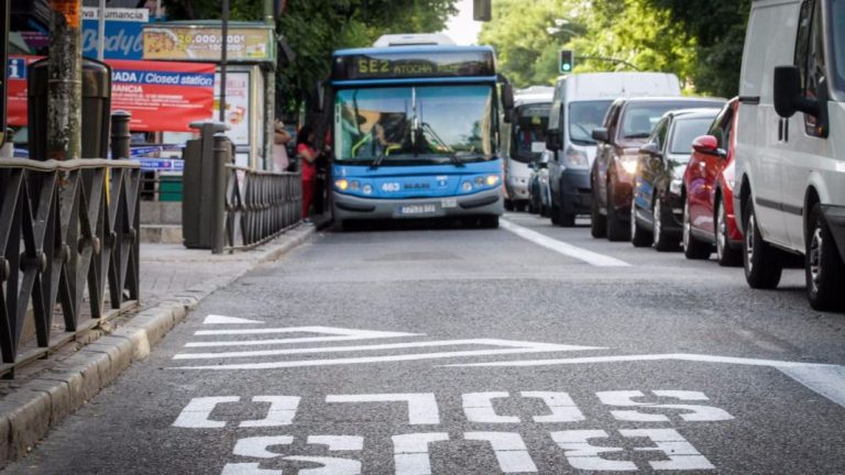 ¿Pueden las motos circular por el carril bus?