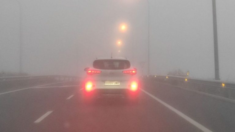 Conducir con niebla: estos son los consejos que da la DGT