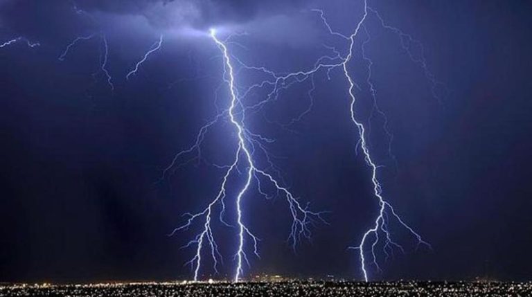 Ojo con las tormentas de verano: esto es lo que la DGT te recomienda hacer
